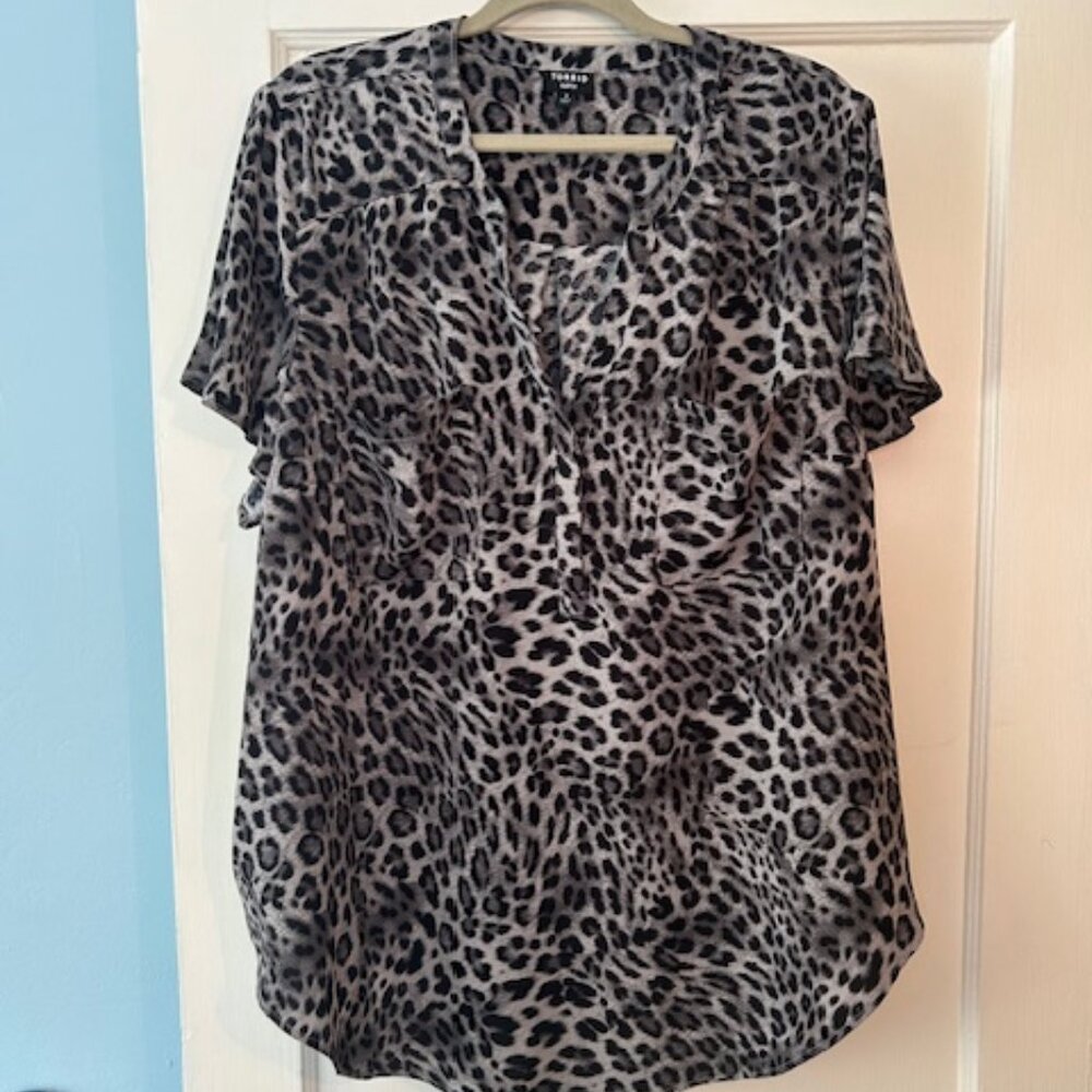 FINAL PRICE:  Torrid Harper Studio Crepe de Chine Flutter Short Sleeve Blouse - Picture 2 of 4